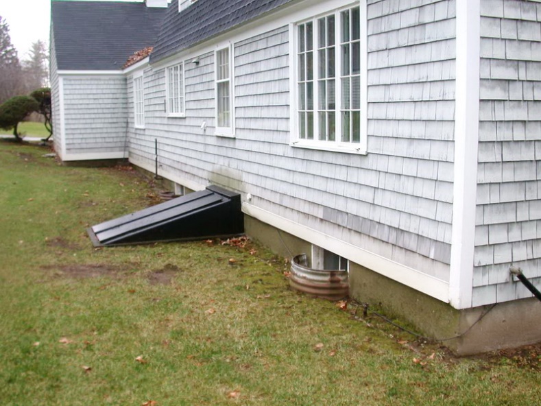 C:\Users\Owner\Desktop\May's Ways the Exterior\8892 no gutter, reverse grading, damp basement.JPG